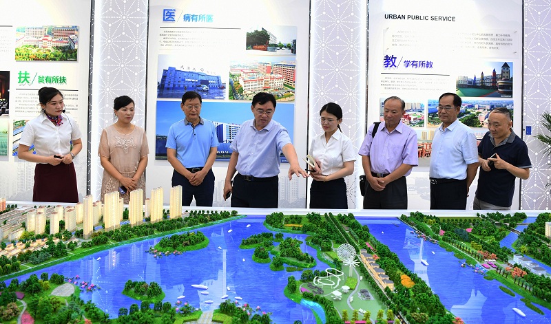 市关工委副主任,市直关工委主任李令臣一行6人对规划馆进行考察调研